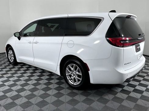 Used 2025 Chrysler Pacifica Select image 6