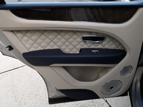 Used 2022 Bentley Bentayga image 39