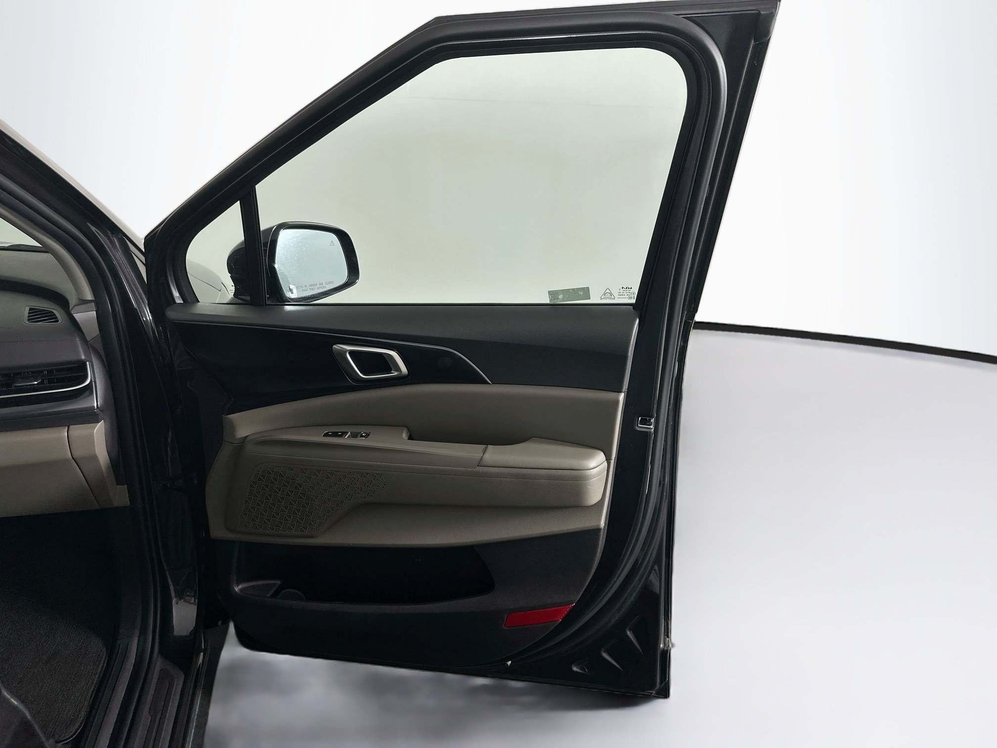 Used 2025 Kia Carnival FWD image 33