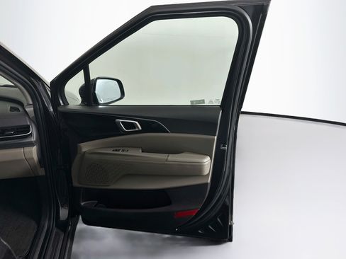Used 2025 Kia Carnival FWD image 33
