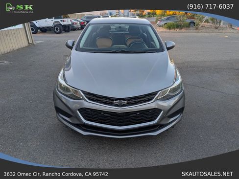 Used 2018 Chevrolet Cruze LT FWD image 3