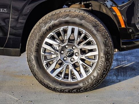 Used 2025 Chevrolet Suburban Z71 image 12