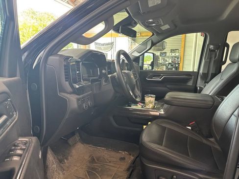 Used 2024 Chevrolet Silverado 2500 LTZ w/ LTZ Convenience Package AWD/4WD image 9