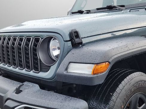 Used 2024 Jeep Gladiator Sport AWD/4WD image 13