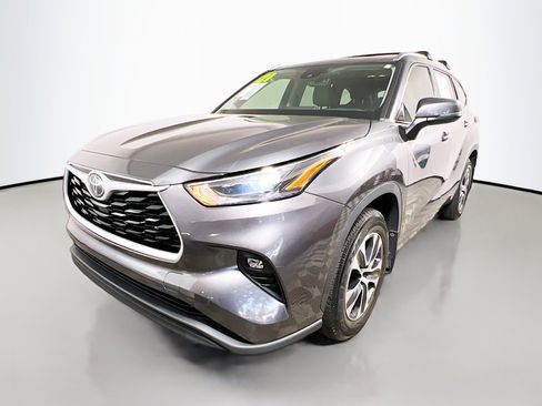 Used 2021 Toyota Highlander XLE image 10