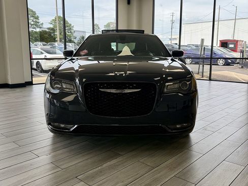 Used 2018 Chrysler 300 S w/ 300S Premium Group RWD image 2