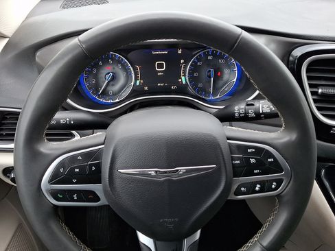 Used 2023 Chrysler Pacifica Touring-L FWD image 17