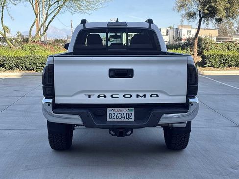 Used 2017 Toyota Tacoma SR5 w/ Tow Package image 4