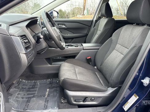 Used 2025 Nissan Rogue SV image 29