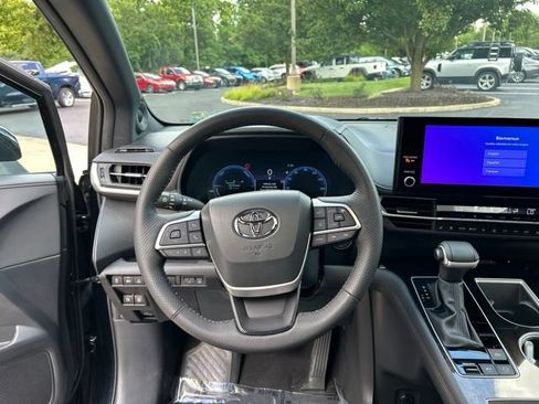 Used 2025 Toyota Sienna Platinum AWD/4WD image 12