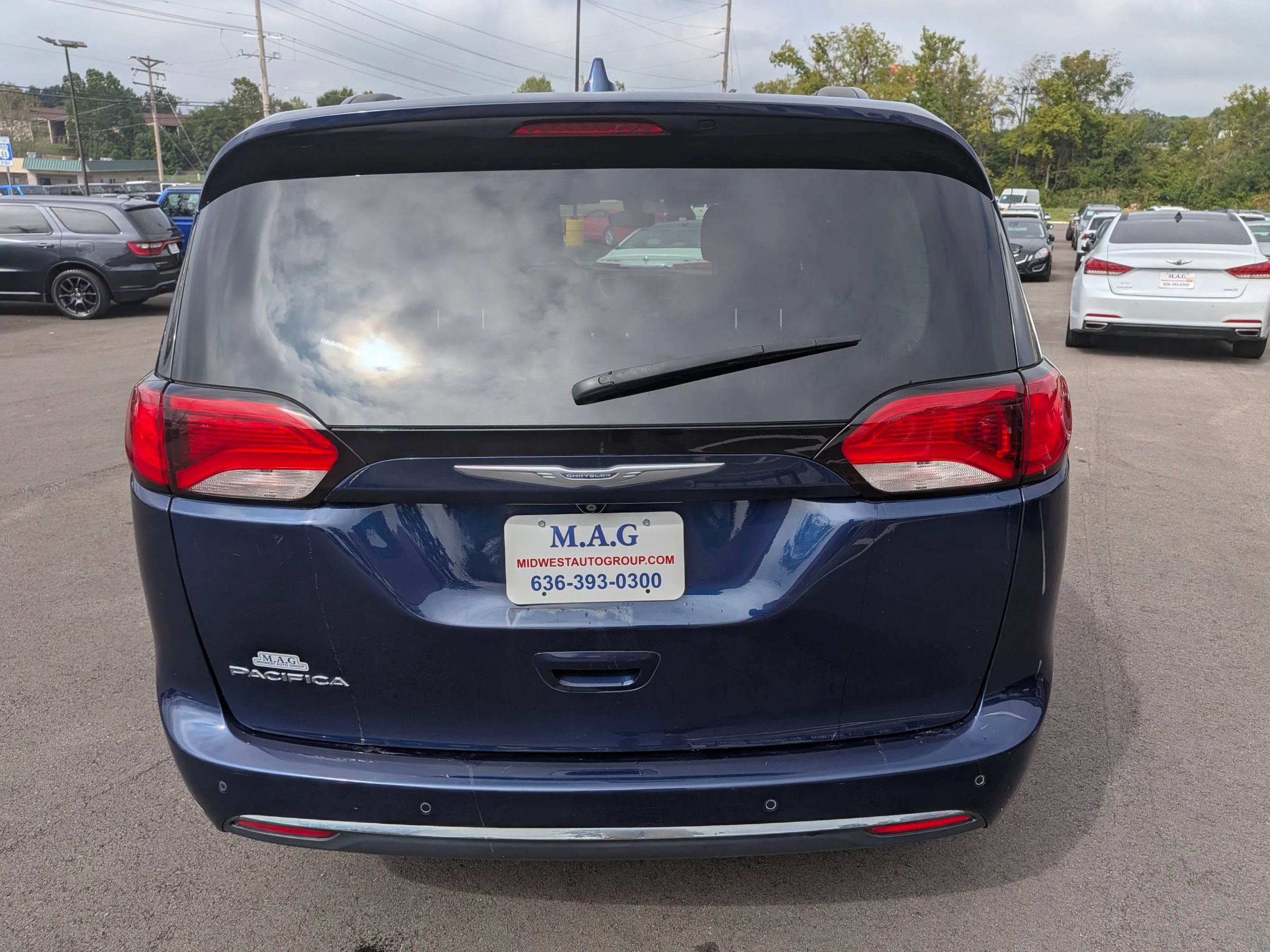 Used 2017 Chrysler Pacifica Touring-L w/ Tire & Wheel Group FWD image 5
