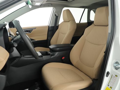 Used 2023 Toyota RAV4 XLE w/ Convenience Package image 7