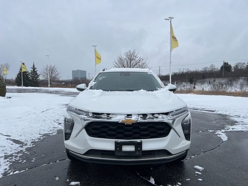 Used 2025 Chevrolet Trax LT image 2