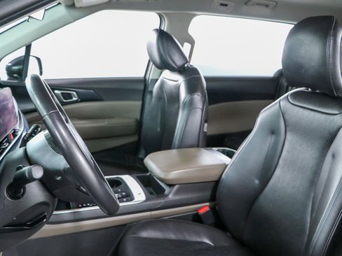 Used 2025 Kia Carnival FWD image 23