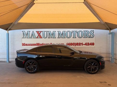 Used 2019 Dodge Charger SXT w/ Blacktop Package image 2
