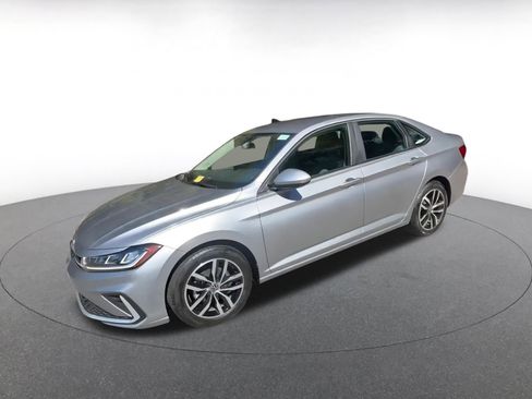 Used 2025 Volkswagen Jetta SE image 8