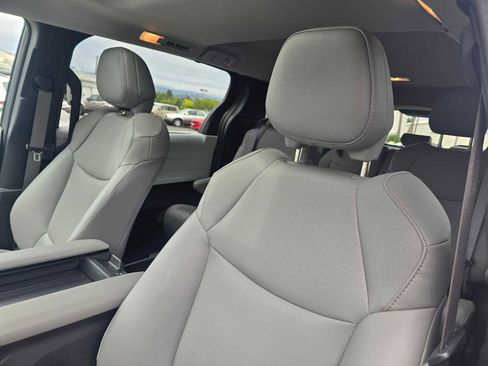 Used 2025 Toyota Sienna XLE AWD/4WD image 22