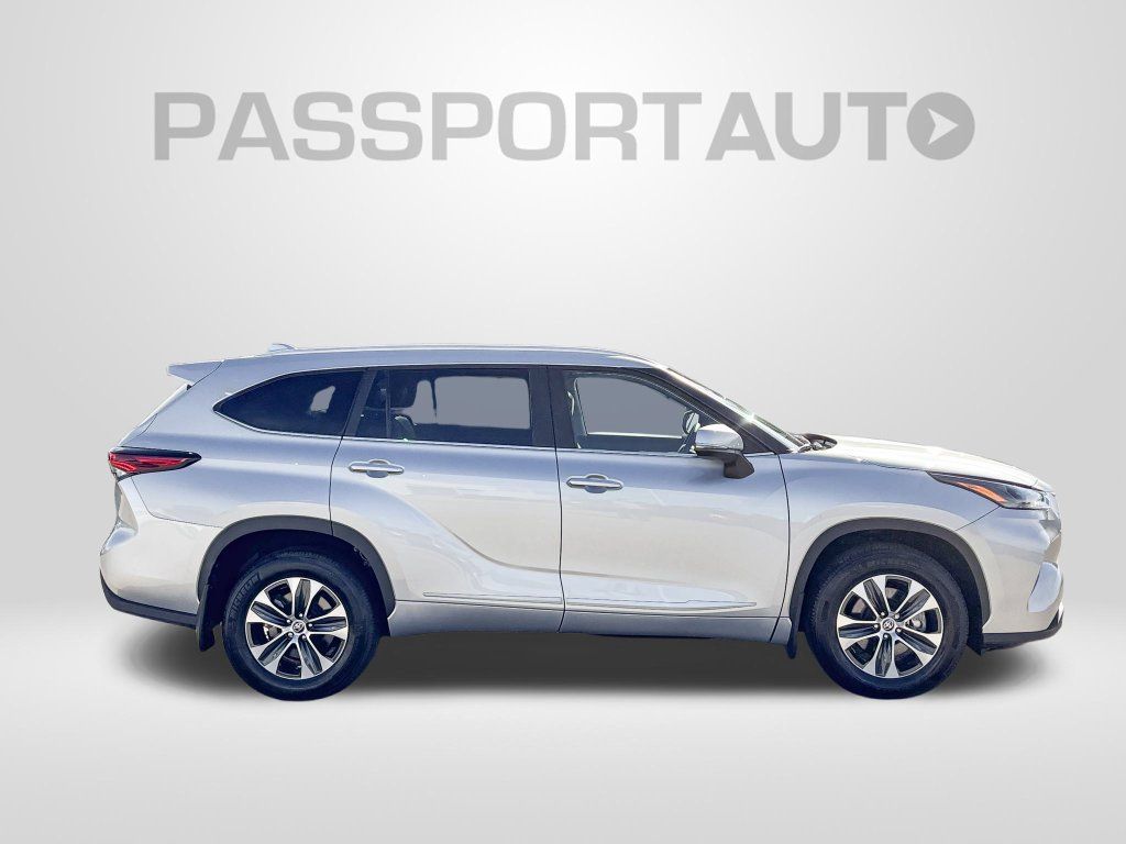 Used 2025 Toyota Highlander XLE AWD/4WD image 9