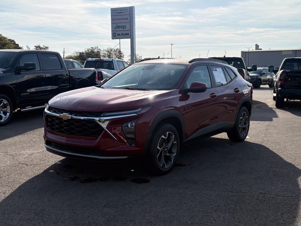 Used 2024 Chevrolet Trax LT w/ Driver Confidence Package FWD image 3