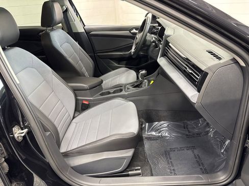 Used 2025 Volkswagen Jetta SE FWD image 11
