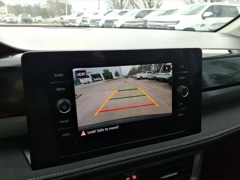 Used 2025 Volkswagen Taos SE FWD image 15