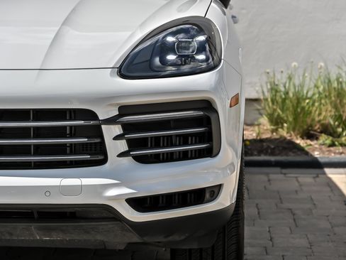 Used 2023 Porsche Cayenne AWD/4WD image 3