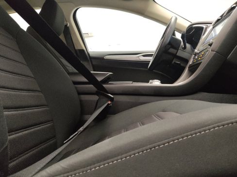 Used 2020 Ford Fusion SE FWD image 21
