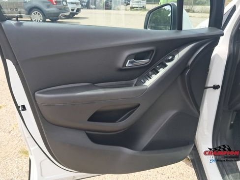 Used 2018 Chevrolet Trax LS AWD/4WD image 35
