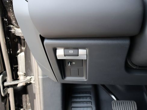 New 2026 Land Rover Defender 110 X-Dynamic SE AWD/4WD image 34