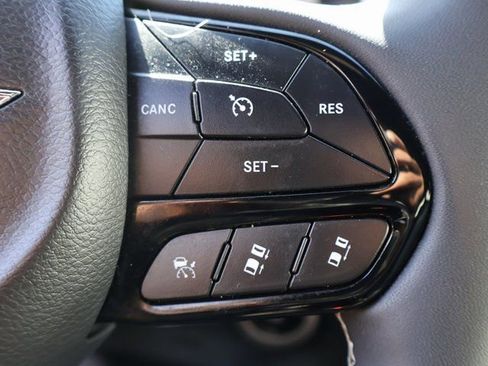 Used 2024 Chrysler Pacifica Limited FWD image 32