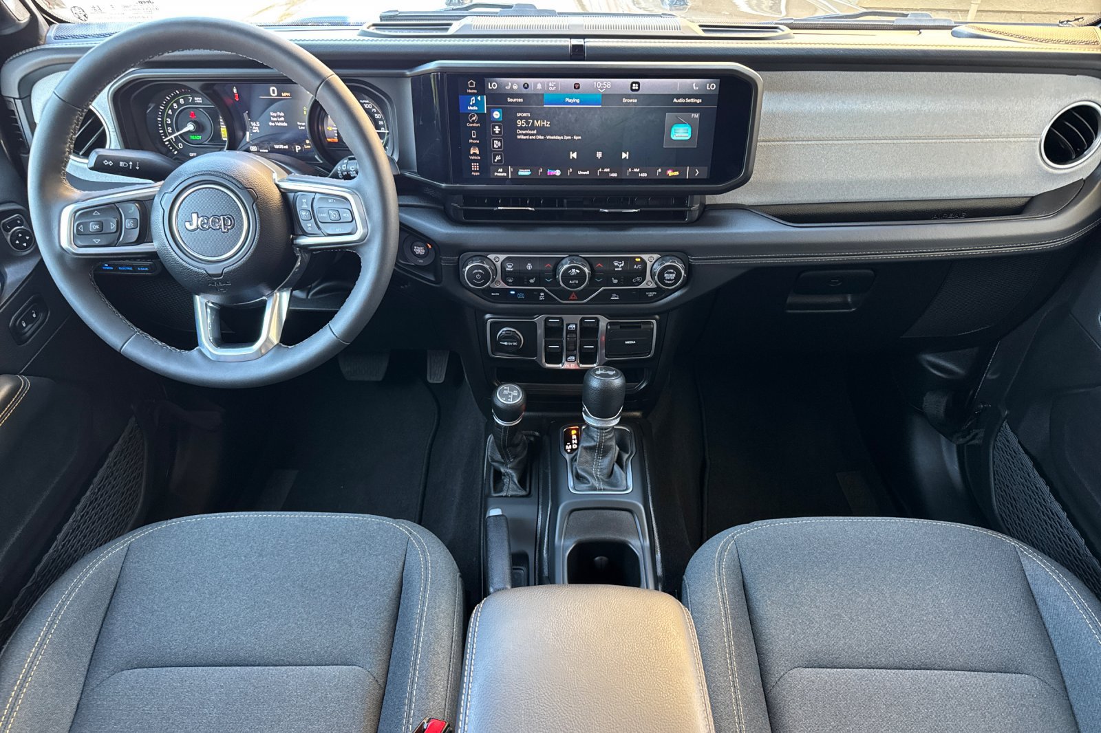 Used 2025 Jeep Wrangler Unlimited Sahara AWD/4WD image 13