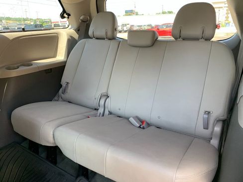 Used 2017 Toyota Sienna XLE Premium AWD/4WD image 19