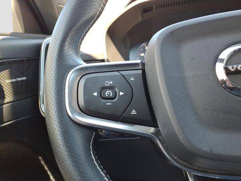 Used 2019 Volvo XC40 T5 R-Design image 22