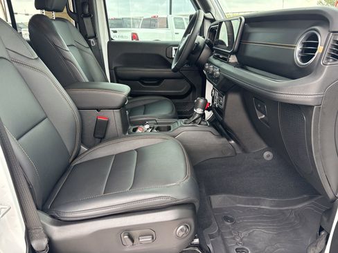 Used 2025 Jeep Gladiator Sport image 17