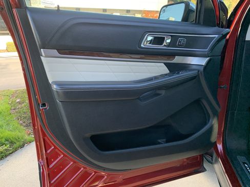 Used 2018 Ford Explorer Platinum image 14