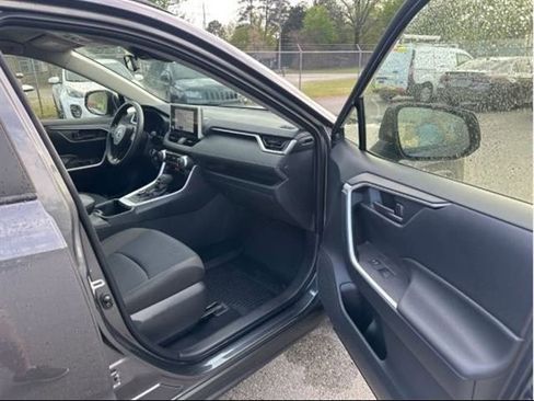 Used 2025 Toyota RAV4 LE AWD/4WD image 9