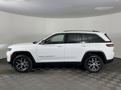 Used 2023 Jeep Grand Cherokee Limited image 3