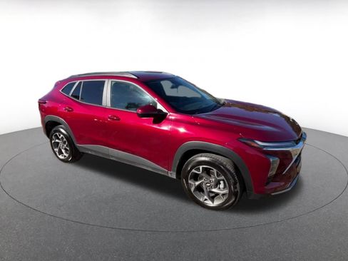 Used 2025 Chevrolet Trax LT image 2