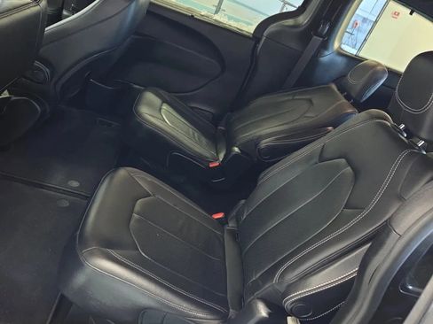 Used 2020 Chrysler Pacifica Touring-L image 9