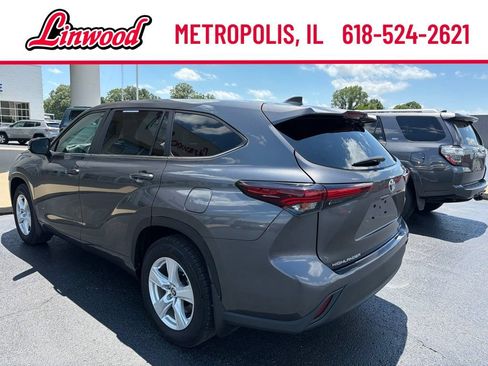 Used 2024 Toyota Highlander LE AWD/4WD image 3