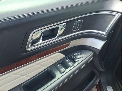 Used 2018 Ford Explorer Platinum AWD/4WD image 16