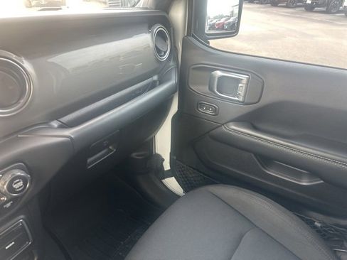 Used 2018 Jeep Wrangler Unlimited Sahara image 13