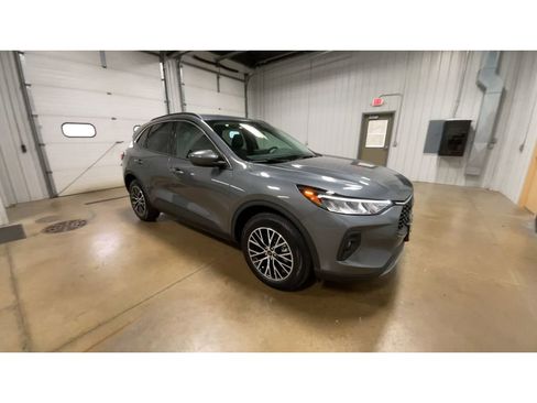 Used 2024 Ford Escape SE image 2