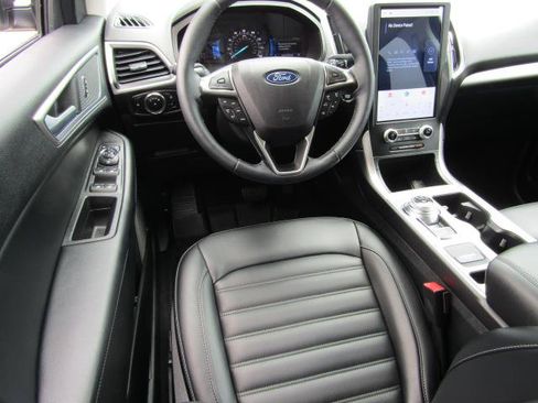Used 2024 Ford Edge SEL w/ Convenience Package AWD/4WD image 2