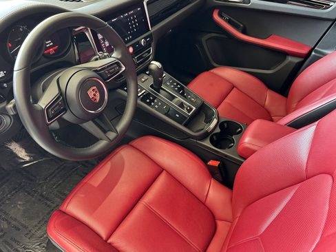 Used 2025 Porsche Macan image 4