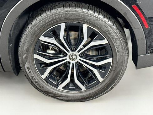 Used 2024 Toyota Crown Limited AWD/4WD image 9