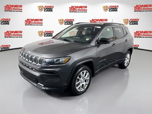 Used 2023 Jeep Compass Latitude AWD/4WD image 12