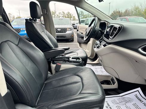 Used 2017 Chrysler Pacifica Touring-L image 21