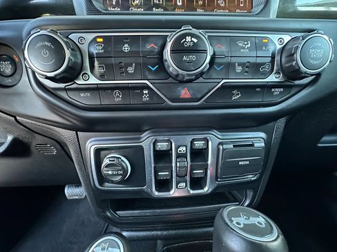 Used 2019 Jeep Wrangler Unlimited Sahara AWD/4WD image 29