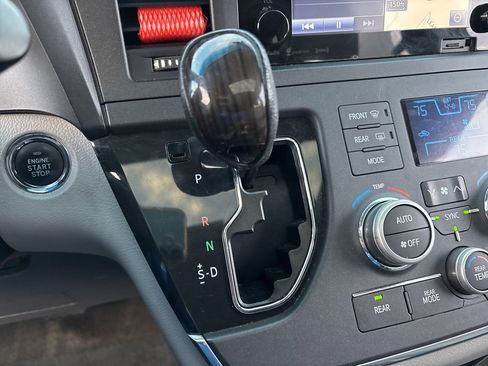 Used 2017 Toyota Sienna XLE image 19